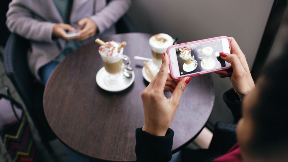 Smartphone a kávová scéna