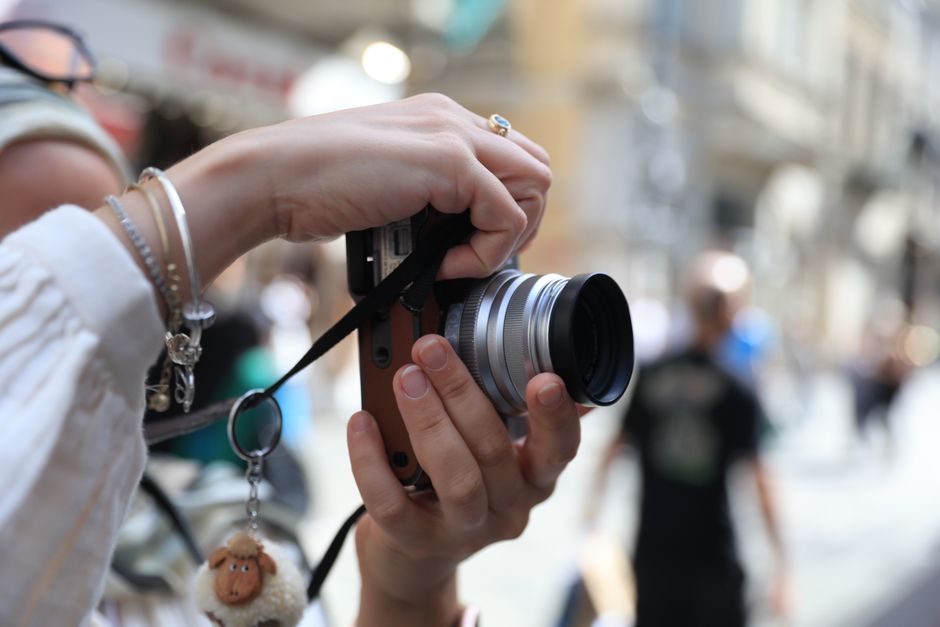 Fotoaparát v ruce, náměstí Republiky — kurz Základy fotografie